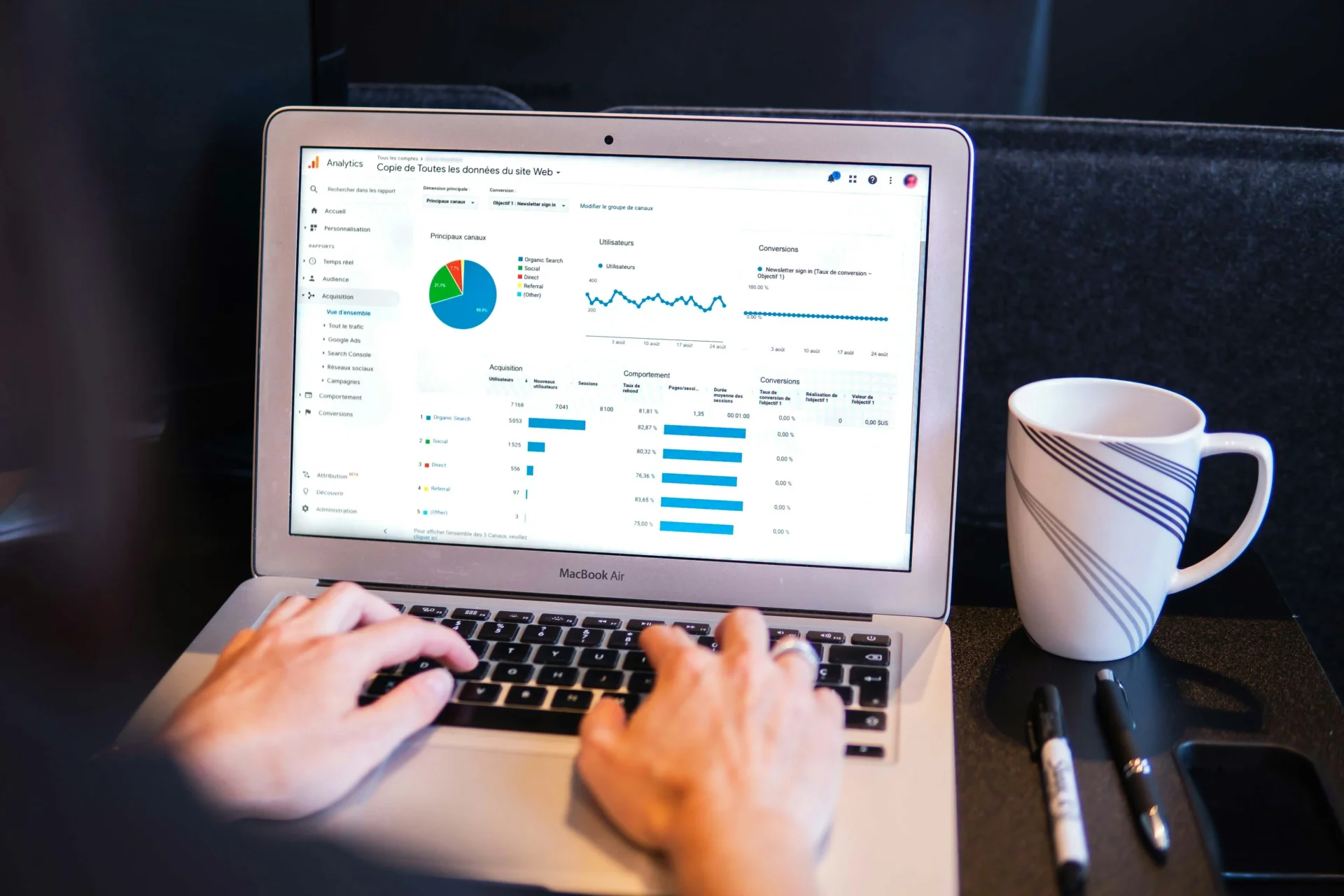 Laptop displaying a dashboard with SEO KPIs.