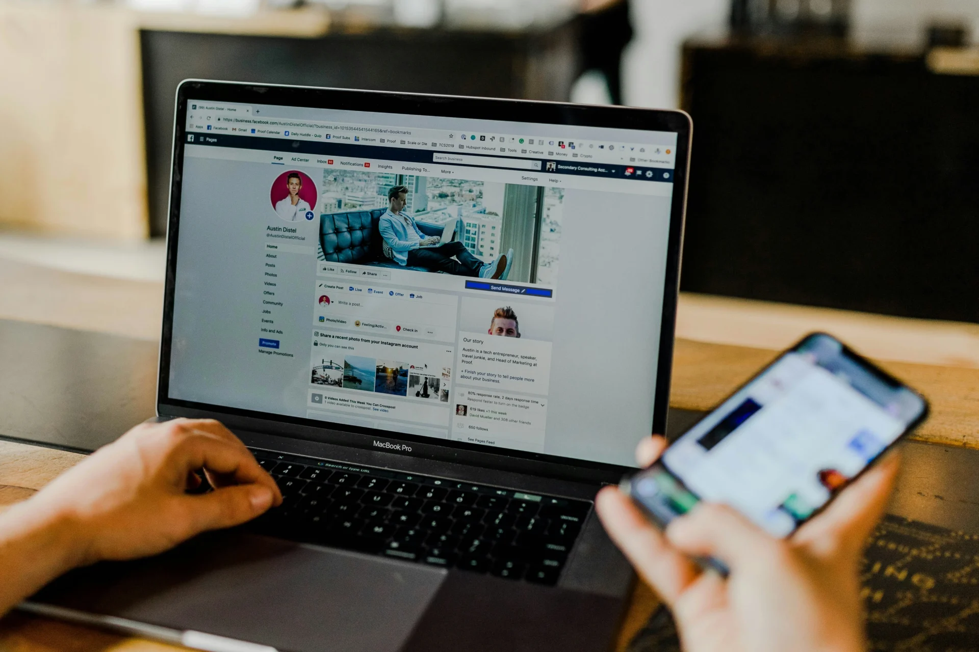 A person works on a laptop, setting up a Facebook retargeting campaign, with a smartphone displaying additional information related to the campaign. The scene emphasizes the integration of devices in digital marketing strategies.