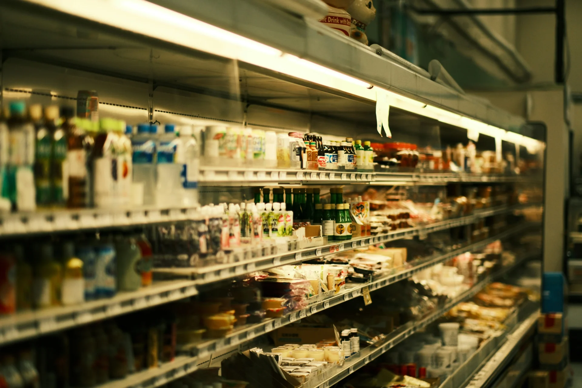 Supermarket aisle with diverse consumer packaged goods (CPG) on shelves, illustrating what is a CPG brand.