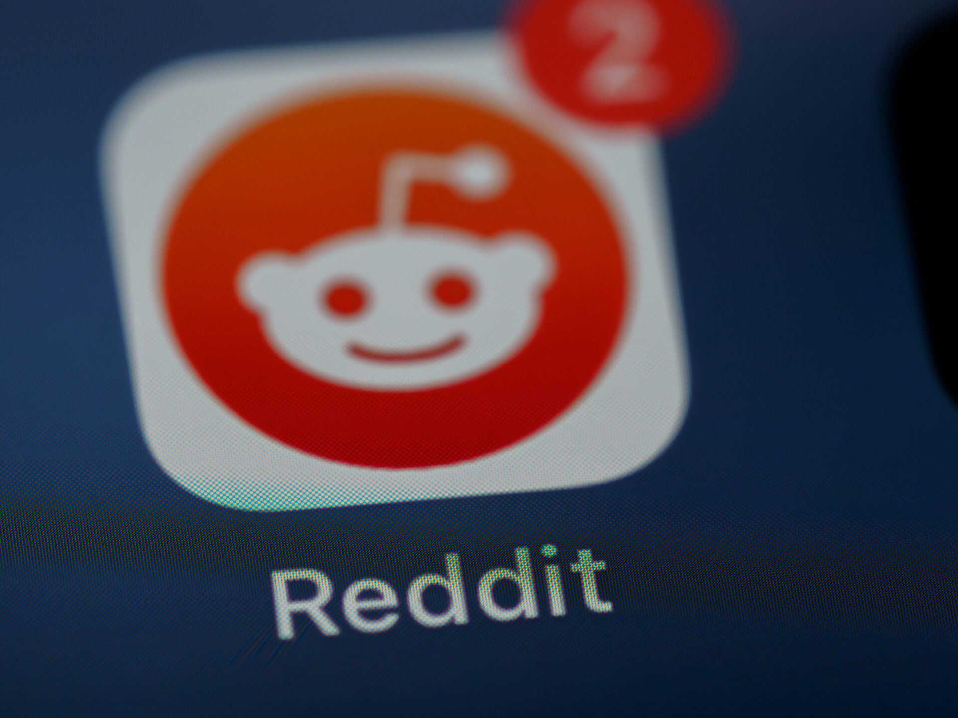 Reddit app icon with a notification, showing how to use Reddit for marketing.